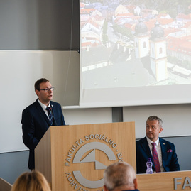 Zväčšiť fotografiu - Z mesta módy mestom skla, v trenčíne otvorili špičkové výskumné centrum - TSK_FunGlass_univerzita_mini (6 of 25)