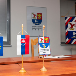 Za päť rokov  župa znížila zdedený dlh o 8,7 milióna eur, vďaka lepším úrokom teraz ušetrí ďalších 200 tis. eur ročne - 20190222_TSK_CSOB_001w
