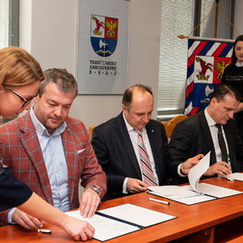 Za päť rokov  župa znížila zdedený dlh o 8,7 milióna eur, vďaka lepším úrokom teraz ušetrí ďalších 200 tis. eur ročne - 20190222_TSK_CSOB_009w