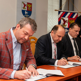 Za päť rokov  župa znížila zdedený dlh o 8,7 milióna eur, vďaka lepším úrokom teraz ušetrí ďalších 200 tis. eur ročne - 20190222_TSK_CSOB_011w