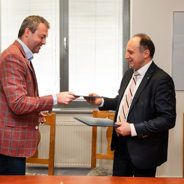 Za päť rokov  župa znížila zdedený dlh o 8,7 milióna eur, vďaka lepším úrokom teraz ušetrí ďalších 200 tis. eur ročne - 20190222_TSK_CSOB_016w