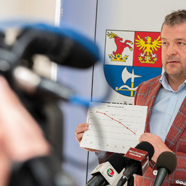 Za päť rokov  župa znížila zdedený dlh o 8,7 milióna eur, vďaka lepším úrokom teraz ušetrí ďalších 200 tis. eur ročne - 20190222_TSK_CSOB_020w