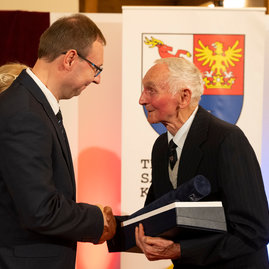 Zväčšiť fotografiu - Za výnimočné zásluhy si najvyššie ocenenie kraja prevzali ďalší laureáti - 20240325_TN_Verejne_uznania_TSK_084w