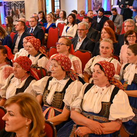 Zväčšiť fotografiu - Za výnimočné zásluhy si najvyššie ocenenie kraja prevzali ďalší laureáti - DSC_0214