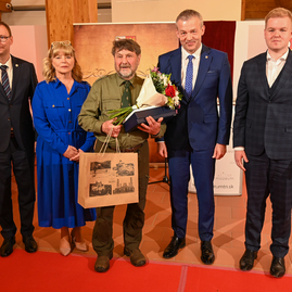 Zväčšiť fotografiu - Za výnimočné zásluhy si najvyššie ocenenie kraja prevzali ďalší laureáti - DSC_0321