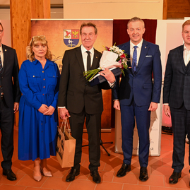 Zväčšiť fotografiu - Za výnimočné zásluhy si najvyššie ocenenie kraja prevzali ďalší laureáti - DSC_0344