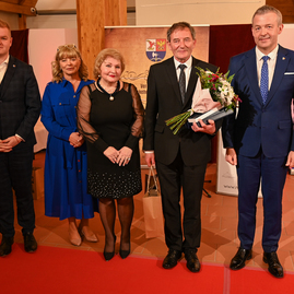 Zväčšiť fotografiu - Za výnimočné zásluhy si najvyššie ocenenie kraja prevzali ďalší laureáti - DSC_0432