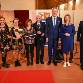 Zväčšiť fotografiu - Za výnimočné zásluhy si najvyššie ocenenie kraja prevzali ďalší laureáti - DSC_0487