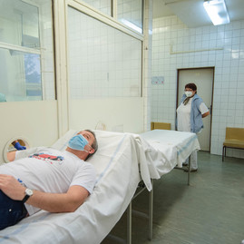 Zväčšiť fotografiu - Zamestnanci trenčianskej župy pomáhajú zachraňovať ľudské životy - TSK_Odber krvi NsP PB_web (26)