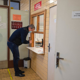 Zväčšiť fotografiu - Zamestnanci trenčianskej župy pomáhajú zachraňovať ľudské životy - TSK_Odber krvi NsP PB_web (2)