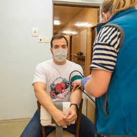 Zväčšiť fotografiu - Zamestnanci trenčianskej župy pomáhajú zachraňovať ľudské životy - TSK_Odber krvi NsP PB_web (9)
