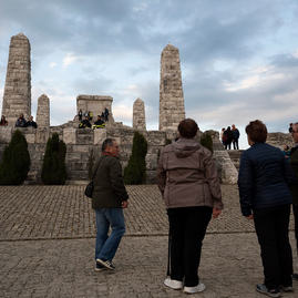 Zväčšiť fotografiu - Zapálené vatry rozžiarili mohylu generála m. r. štefánika - 20220503_BRADLO_103_MRS_003w