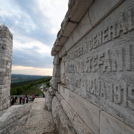 Zväčšiť fotografiu - Zapálené vatry rozžiarili mohylu generála m. r. štefánika - 20220503_BRADLO_103_MRS_006w