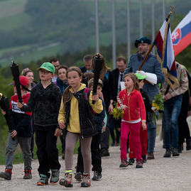 Zväčšiť fotografiu - Zapálené vatry rozžiarili mohylu generála m. r. štefánika - 20220503_BRADLO_103_MRS_010w