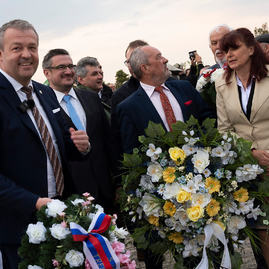 Zväčšiť fotografiu - Zapálené vatry rozžiarili mohylu generála m. r. štefánika - 20220503_BRADLO_103_MRS_014w