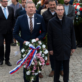 Zväčšiť fotografiu - Zapálené vatry rozžiarili mohylu generála m. r. štefánika - 20220503_BRADLO_103_MRS_016w