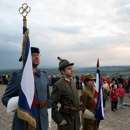Zväčšiť fotografiu - Zapálené vatry rozžiarili mohylu generála m. r. štefánika - 20220503_BRADLO_103_MRS_021w