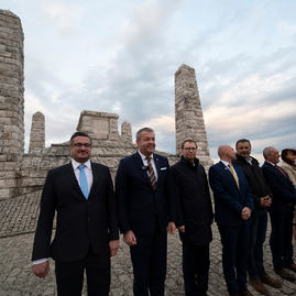 Zväčšiť fotografiu - Zapálené vatry rozžiarili mohylu generála m. r. štefánika - 20220503_BRADLO_103_MRS_024w