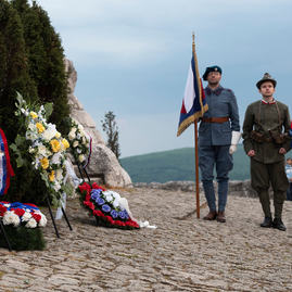 Zväčšiť fotografiu - Zapálené vatry rozžiarili mohylu generála m. r. štefánika - 20220503_BRADLO_103_MRS_032w