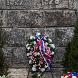 Zväčšiť fotografiu - Zapálené vatry rozžiarili mohylu generála m. r. štefánika - 20220503_BRADLO_103_MRS_033w