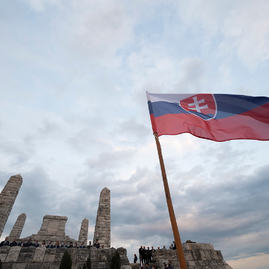 Zväčšiť fotografiu - Zapálené vatry rozžiarili mohylu generála m. r. štefánika - 20220503_BRADLO_103_MRS_034w