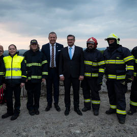 Zväčšiť fotografiu - Zapálené vatry rozžiarili mohylu generála m. r. štefánika - 20220503_BRADLO_103_MRS_053w