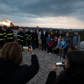 Zväčšiť fotografiu - Zapálené vatry rozžiarili mohylu generála m. r. štefánika - 20220503_BRADLO_103_MRS_055w