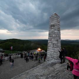 Zväčšiť fotografiu - Zapálené vatry rozžiarili mohylu generála m. r. štefánika - 20220503_BRADLO_103_MRS_056w