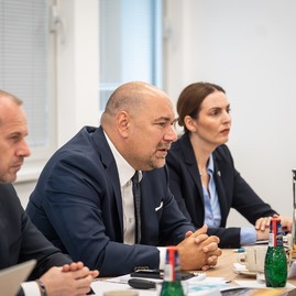 Zväčšiť fotografiu - Zástupcovia krajov sa stretli s vedením nového ministerstva - DSC04524