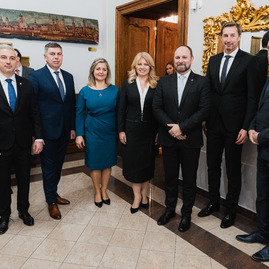 Zväčšiť fotografiu - Zástupcovia krajov sa v košiciach stretli s hlavou štátu - stretnutie-s-prezidentkou-59