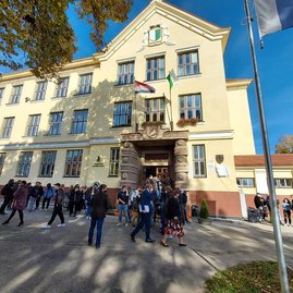 Zväčšiť fotografiu - Zatvorené školy sa od pondelka dotknú aj prímestskej autobusovej dopravy, modré autobusy budú jazdiť v prázdninovom režime - 20211026_114515