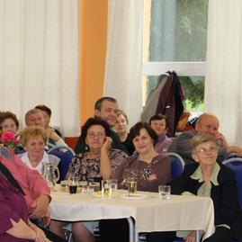 Združenie klubu dôchodcov nová dubnica aj spevácka skupina studienka z chocholnej-velčíc oslavovali - 1
