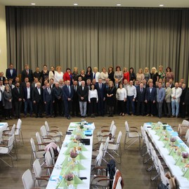 Zväčšiť fotografiu - Združenie zoskupujúce mestá a obce stredného považia oslavuje 30 rokov - spolocna foto RZMOSP