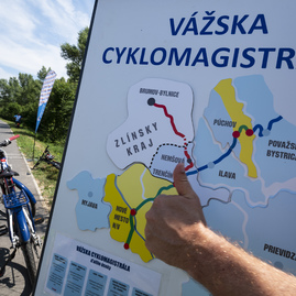 Zväčšiť fotografiu - Zelená župa je naozaj zelená, kraj získal certifikát zodpovednej organizácie - Vážska cyklomagistrála