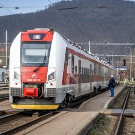 Zväčšiť fotografiu - Železničný koridor z bratislavy do žiliny čakajú kvôli rekonštrukcii obmedzenia. zmenia sa aj prípoje na regionálne autobusy