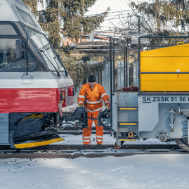 Zväčšiť fotografiu - Železničný koridor z bratislavy do žiliny čakajú kvôli rekonštrukcii obmedzenia. zmenia sa aj prípoje na regionálne autobusy