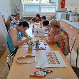 Zväčšiť fotografiu - Žiaci špeciálnych škôl sa učili o ľudových odevoch považia - 1