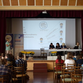 Žlté ruže zaplavili trenčín - Deň Európy (4)_resize