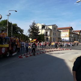 Žlto-červená armáda v uliciach trenčína - dukla ďakovala fanúšikom za podporu - IMG_20180427_163820_1
