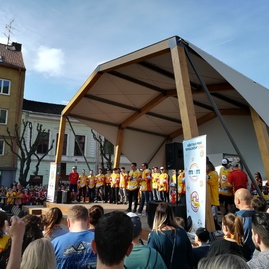 Žlto-červená armáda v uliciach trenčína - dukla ďakovala fanúšikom za podporu - IMG_20180427_170015