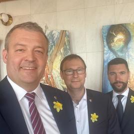 Zväčšiť fotografiu - Žltý kvietok zdobí aj župných zamestnancov - IMG-20220428-WA0011