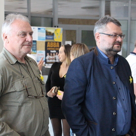 Zväčšiť fotografiu - Žltý kvietok zdobí aj župných zamestnancov - IMG_0078