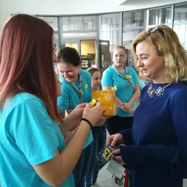 Žltými kvietkami pri príležitosti dňa narcisov rozkvitol celý župný úrad - IMG_20180413_100325