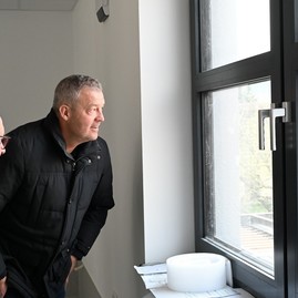 Zväčšiť fotografiu - Zo starého kaštieľa sa onedlho presťahujú do nových bezbariérových domčekov