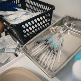 Zväčšiť fotografiu - Župa bude počas víkendu očkovať vakcínami astrazeneca aj pfizer - TSK_Otvorenie VKOC Trenčín-184