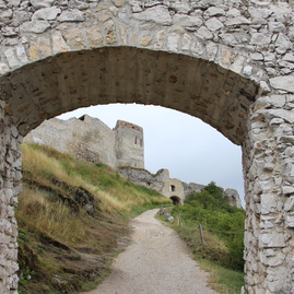 Zväčšiť fotografiu - Župa opäť podporí zážitkové vzdelávanie stredoškolákov - BRANA_CACHTICKY_HRAD