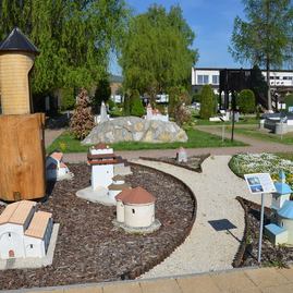 Zväčšiť fotografiu - Župa opäť podporí zážitkové vzdelávanie stredoškolákov - park_miniatur-kocr trencin region