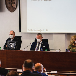 Zväčšiť fotografiu - Župa v mimoriadne náročnom „covidovom“ roku hospodárila s prebytkom viac ako 17,5 mil. eur, dokončí rozbehnuté a plánuje aj nové investície - TSK_zastupiteľstvo_máj 21 (20 of 25)