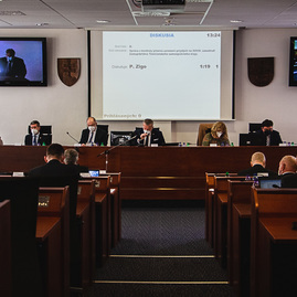 Zväčšiť fotografiu - Župa v mimoriadne náročnom „covidovom“ roku hospodárila s prebytkom viac ako 17,5 mil. eur, dokončí rozbehnuté a plánuje aj nové investície - TSK_zastupiteľstvo_máj 21 (5 of 25) – kópia