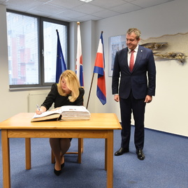 Zväčšiť fotografiu - Župný úrad hostil prezidentskú návštevu, stretnutiu dominovala transformácia hornej nitry - DSC_2773